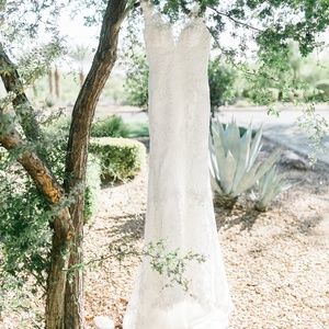 Form Fitting, Beautiful Wedding Dress!